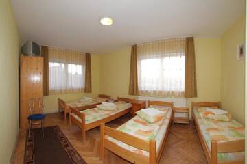Фото номера Классический четырехместный номер Отель Hotel Tranzit г. Одорхею-Секуеск 3