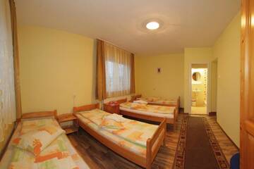 Фото номера Классический четырехместный номер Отель Hotel Tranzit г. Одорхею-Секуеск 5