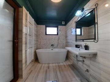 Фото номера Суперлюкс с кроватью размера &quot;king-size&quot; Отели типа «постель и завтрак» Korona Panzió г. Одорхею-Секуеск 13