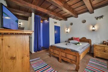 Фото номера Двухместный номер с 1 кроватью, вид на сад Гостевой дом Castle Garden guesthouse -Adults Only г. Одорхею-Секуеск 7